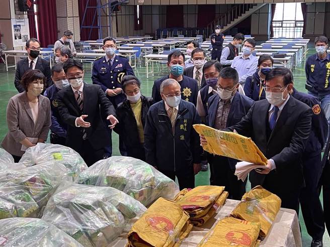 台南地檢署查獲市價10億元的二級毒品安非他命，並起訴盧姓船長等4人後，台灣高等檢察署檢察長邢泰釗（右一）專程南下參與記者會。（洪榮志攝）