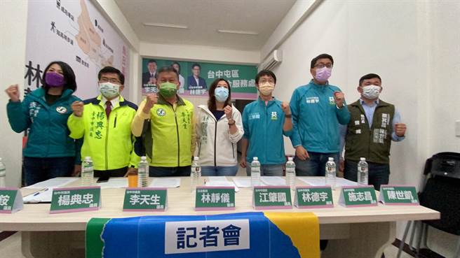 立委林靜儀9日邀集民進黨台中市議員江肇國、李天生、林德宇、張家銨、楊典忠等人，共同召開「社宅用地賣財團、弱勢權益變空談」記者會。（馮惠宜攝）　