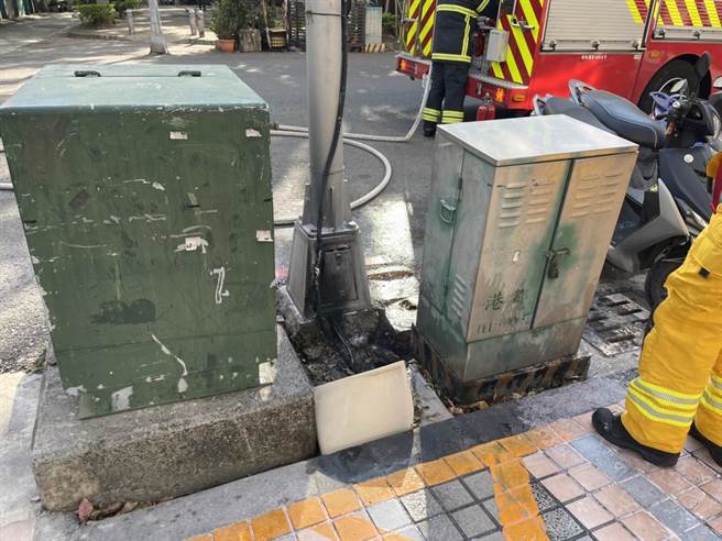 路燈桿電線不明原因起火。（讀者提供／洪靖宜高雄傳真）
