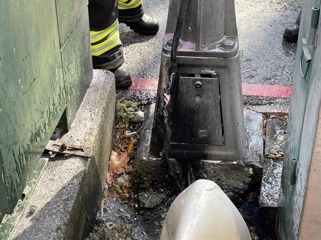 路燈桿電線不明原因起火。（讀者提供／洪靖宜高雄傳真）