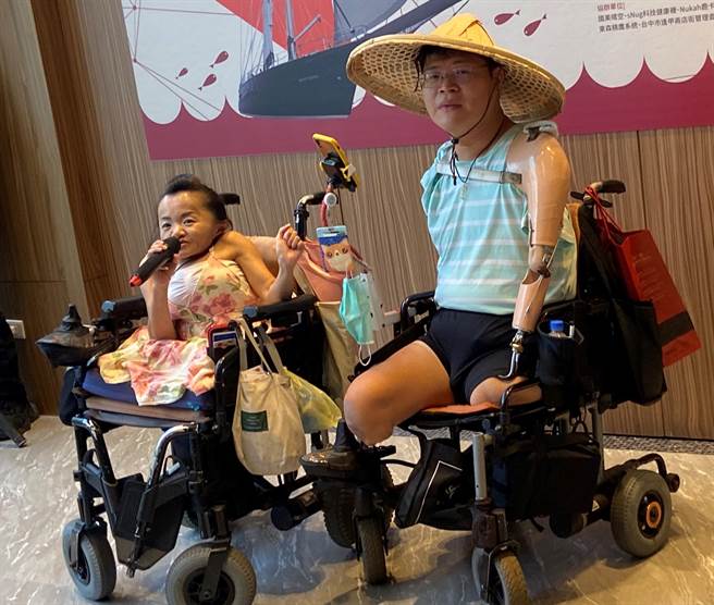 口足畫家許世皇（右）因意外四肢遭截肢，出入靠輪椅代步，抱怨搭公車多次遇司機拒載，呼籲市府要求客運業改善。（盧金足攝）