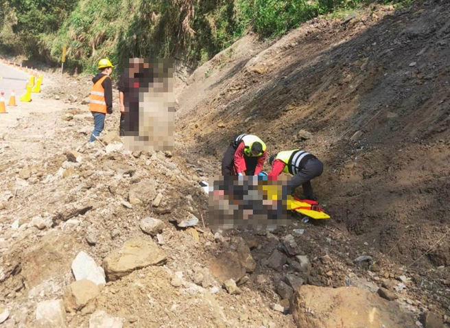 苗栗县泰安乡苗62线5公里处，9日下午发生包商员工施作边坡工程意外坠落重伤事故。（读者提供／谢明俊苗栗传真）