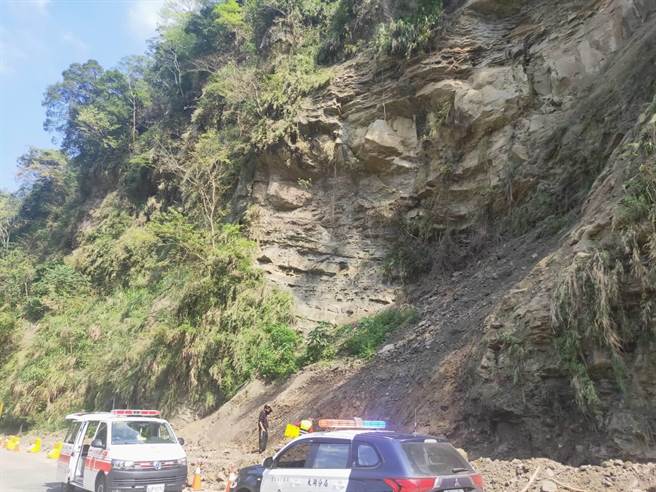 苗栗县泰安乡苗62线5公里处，因连日降雨造成边坡崩坍。（读者提供／谢明俊苗栗传真）