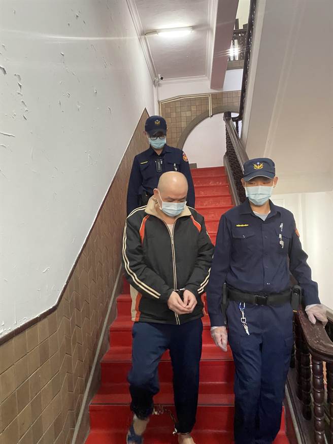 史上关最久的死囚陈忆隆声请再审，法官提讯，法警押解陈忆隆。林伟信摄