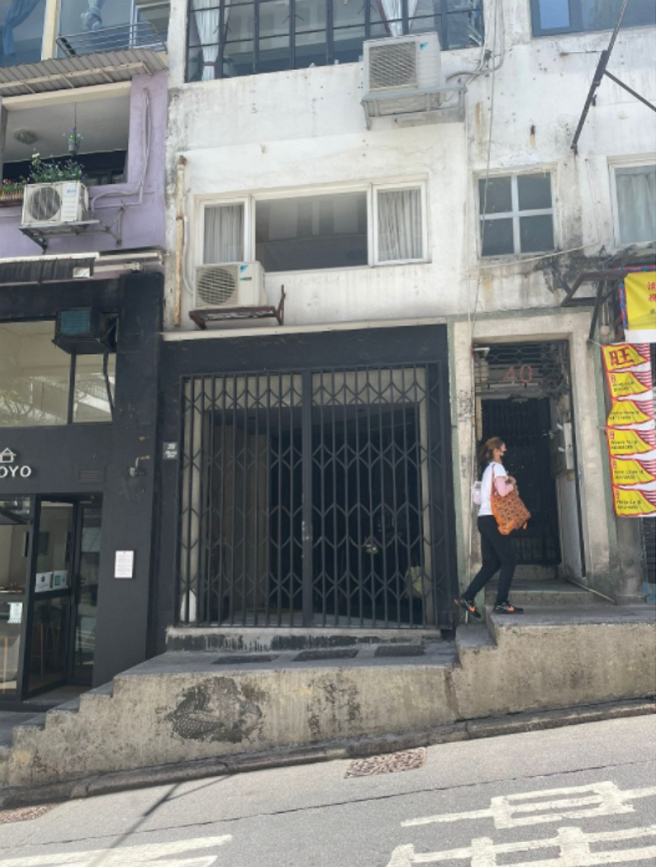 日前張柏芝的服飾店被發現因疫情關係已拉下鐵門「停業中」，而相關人士透露，張柏芝仍霸氣給薪，不讓自己員工生活受影響。(圖/ 摘自東網)