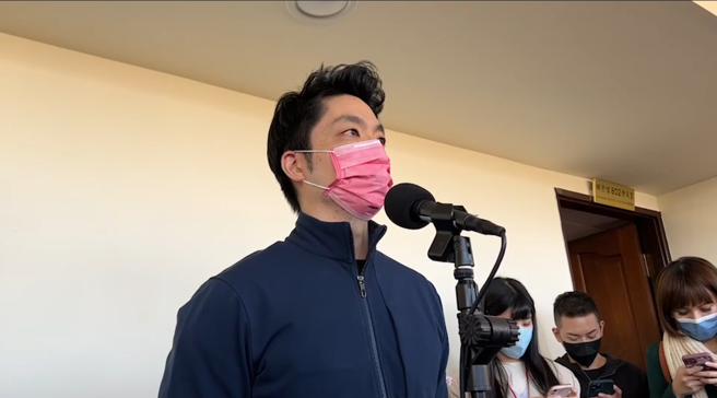 国民党立委蒋万安今表示，希望党中央藉由这次的机会大刀阔斧地改革，让大家看到国民党的决心。至于是否感觉被国民党拖累选情，他则说，国民党的形象要靠大家共同努力，任何党中央人员都要负起责任。（林周义摄）