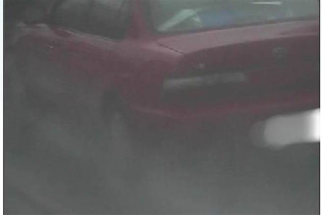 女子疑将幼女抛丢引擎盖上，警方以车追人。（民眾提供）