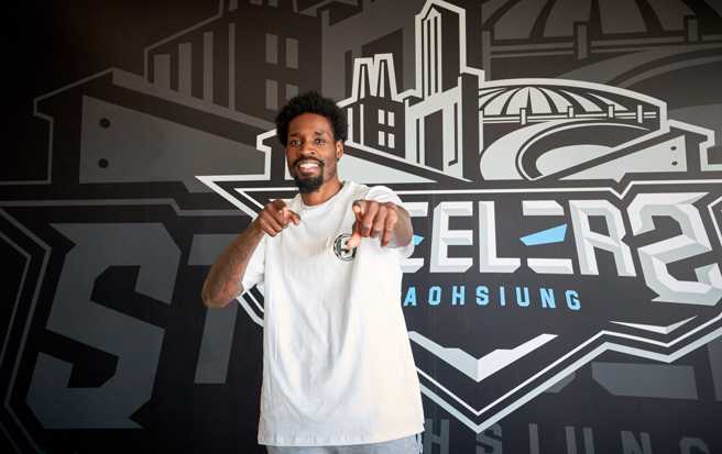 高雄鋼鐵人洋將哈里斯出關報到，成為球隊得分新箭頭。（鋼鐵人提供）