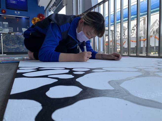 李彦儒认为顏色在每个人心中拥有不同意义，近来在白沙港候船室围篱区用麦克笔作画，成了打卡新景点。（李彦儒提供／谢佳潾屏东传真）