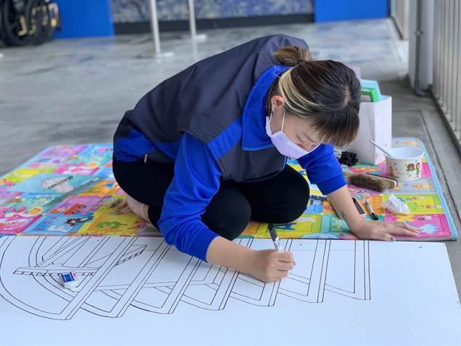 李彦儒认为顏色在每个人心中拥有不同意义，近来在白沙港候船室围篱区用麦克笔作画，成了打卡新景点。（李彦儒提供／谢佳潾屏东传真）