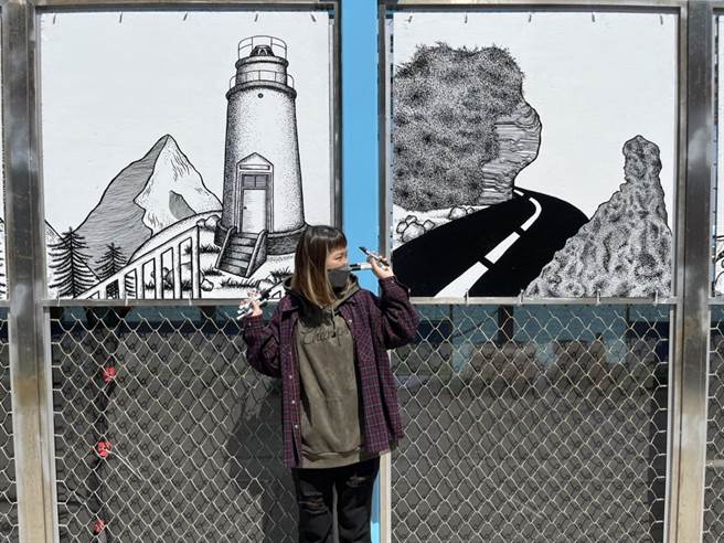 李彦儒认为顏色在每个人心中拥有不同意义，近来在白沙港候船室围篱区用麦克笔作画，成了打卡新景点。（谢佳潾摄）