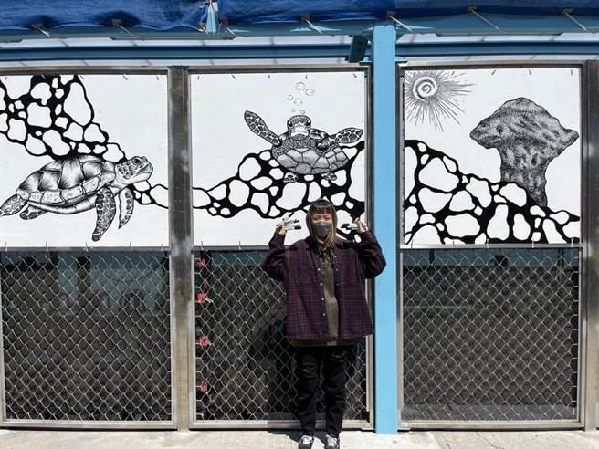 李彦儒认为顏色在每个人心中拥有不同意义，近来在白沙港候船室围篱区用麦克笔作画，成了打卡新景点。（谢佳潾摄）