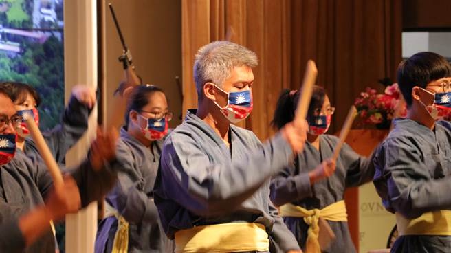 由玉里分院附设悠活养生村学员组成的秀姑峦鼓队，今天进行开场表演精彩绝伦。（北荣提供）