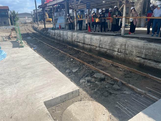 基隆旧火车站进行整地挖掘时，发现纵贯铁路起点轨道，将重新整理并保留。（陈彩玲摄）