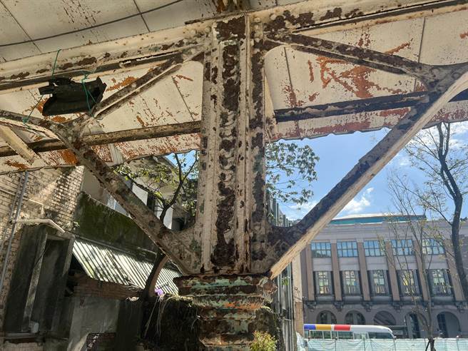 旧月台的雕花雨棚虽没有文资身分，但具重要歷史记忆，将保留与现地、景观环境做结合。（陈彩玲摄）