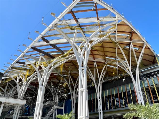 城际转运站候车顶棚的结构为钢木混合，完工后，是全台面积最大钢木混合的顶棚。（陈彩玲摄）