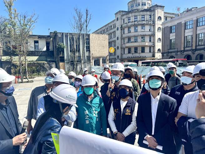 基隆市议会今天安排市议员前往城际转运站考察施工状况。（陈彩玲摄）