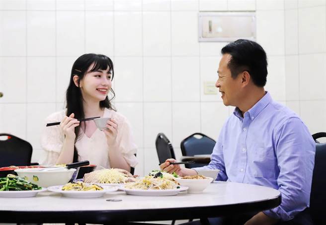 為行銷嘉義縣平原區觀光特色，嘉義縣文化觀光局邀日媒讚譽「千年一遇美女棋士」黑嘉嘉（左）走訪嘉義特色景點，與縣長翁章梁（右）大啖民雄鵝肉。（嘉義縣政府提供／呂妍庭嘉義傳真）