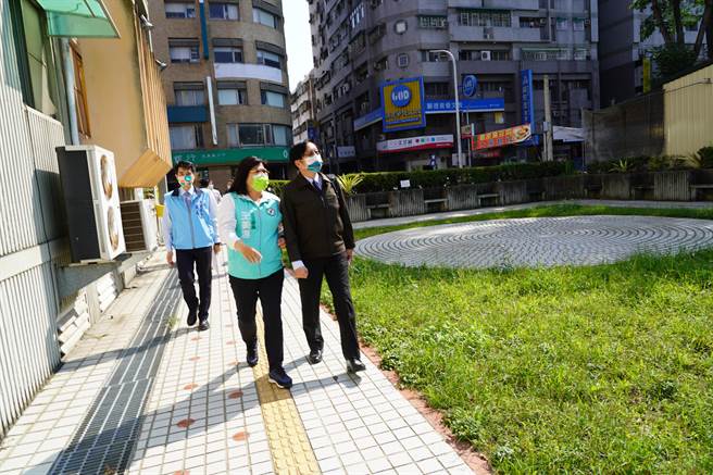 立委王美惠偕中央官員考察嘉義市擬新建西區區政大樓基地的周邊環境。（王美惠立委提供）