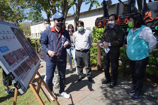 立委王美惠偕中央官員聽取嘉義市吳鳳北路人行道改善計畫。（王美惠立委提供）