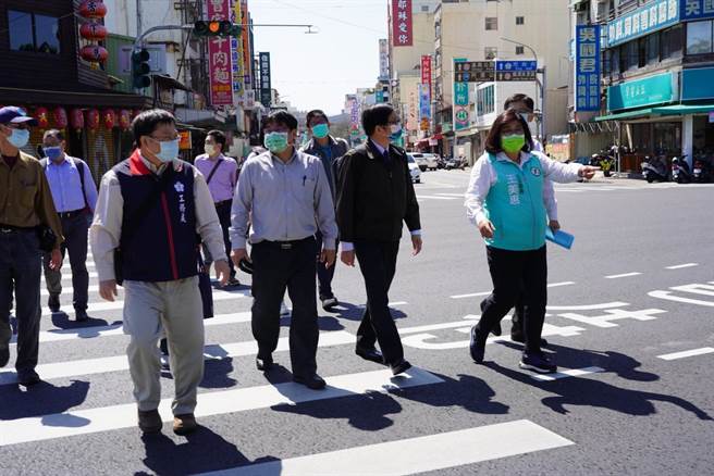 立委王美惠偕中央官員實地考察嘉義市吳鳳北路、林森西路路況。（王美惠立委提供）