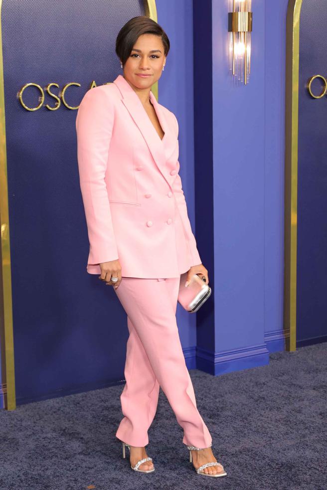 亞莉安娜·黛博塞以粉色BOSS西裝套裝出席奧斯卡提名午宴。（CFP）