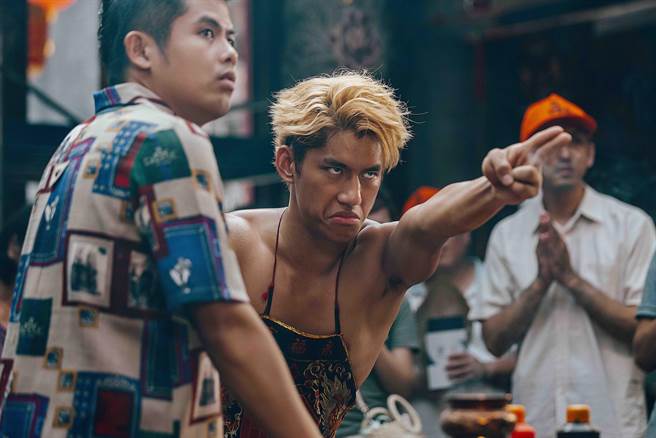 《村裡來了個暴走女外科》朱軒洋戲路大開扮乩童，眼盯神明竟真來感應。（公視提供）