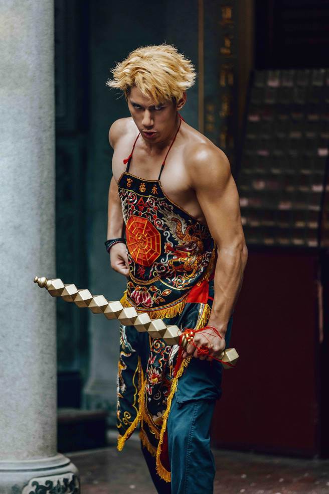 朱軒洋身穿肚兜、手拿法器，完美揣摩乩童。（公視提供）