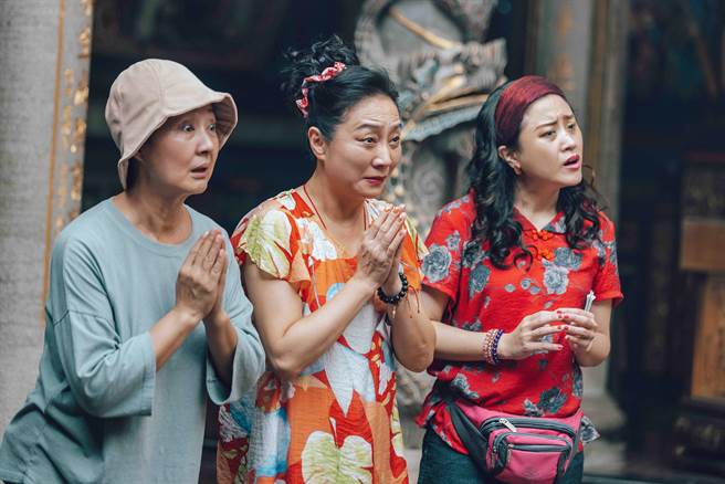 海裕芬、楊麗音、鮑正芳飾演暴走村民。（公視提供）