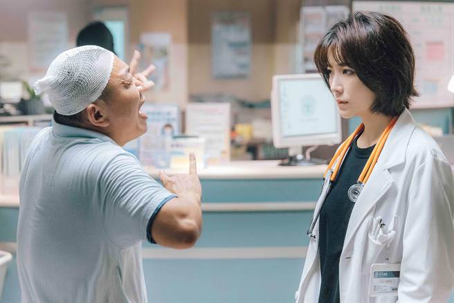 飾演暴走村民的鄭志偉質疑飾演小劉醫生的蔡淑臻。（公視提供）