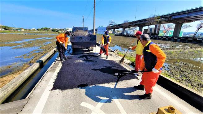 成立於1998年3月的財團法人天帝教天極行宮道路修補隊，24年來修補道路不間斷。（天帝教天極行宮道路修補志工隊提供／盧金足台中傳真）