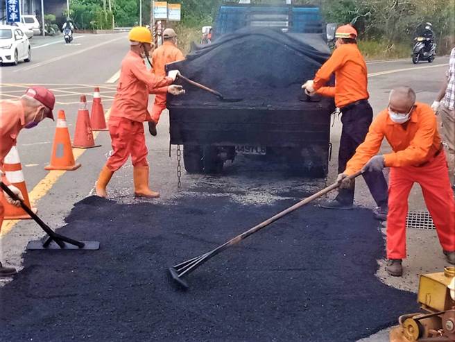 財團法人天帝教天極行宮道路修補隊24年來，每周日不畏天候變化，從清水出發，還遠征苗栗等地，配備瀝清四處修補道路。（天帝教天極行宮道路修補志工隊提供／盧金足台中傳真）