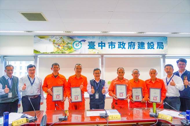 台中市道路修補志工隊12人年度服務逾百小時，建設局長陳大田（左五）感謝奉獻。（台中市政府提供／盧金足台中傳真） 
