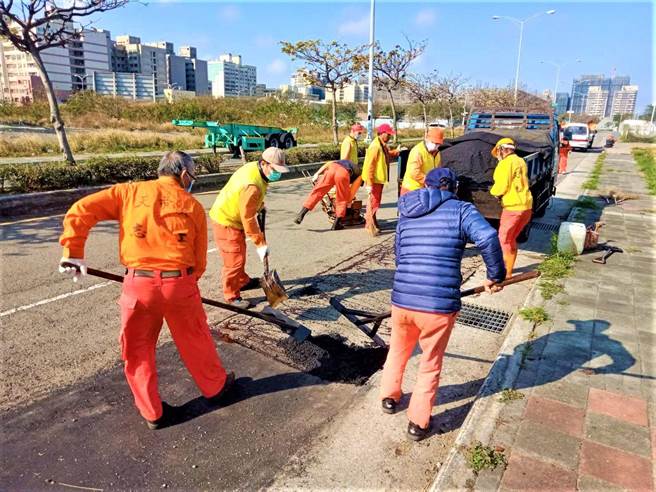 天帝教天極行宮道路修補志工隊成員從30多歲到75歲都有，補好道路讓人車好行走，做善事路平、心順。（天帝教天極行宮道路修補志工隊提供／盧金足台中傳真）