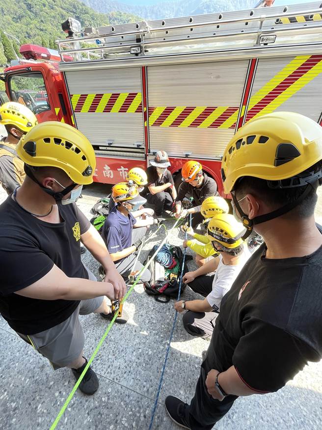參訓人員今天出發前，透過手機先下載登山APP，沿途由衛星快速定位自身位置，一併記錄山域搜救過程中的軌跡。（台南市消防局提供／張毓翎台南傳真）