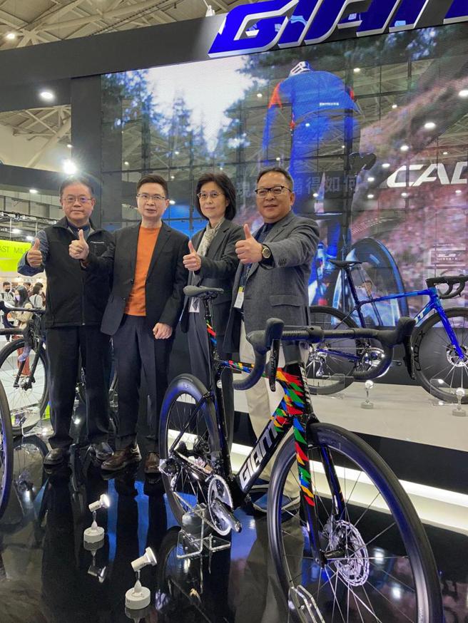 （国际自行车展实体展全球首发极具指标，贸协黄志芳与巨大等业者同台齐发。图／李丽满）