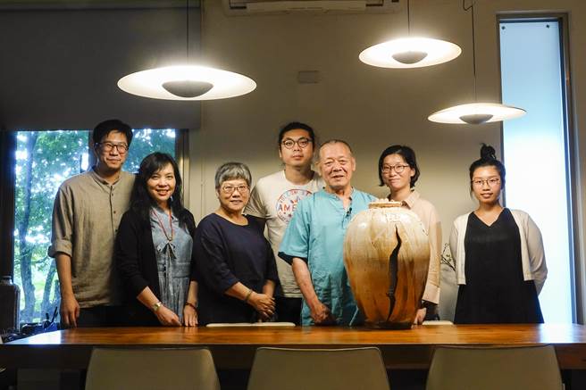 柴烧陶艺家田承泰(右三)曾歷经至亲伤亡之痛，即便旁人认为已经非常完美的作品，他还是经常再度回窑，企图追求极致又不可预期的惊艳，使其作品蕴含沉潜敦厚的生命特质。(黄子明摄)