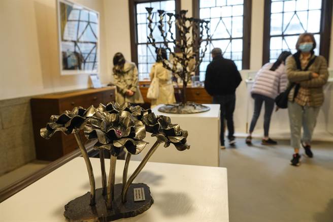 以色列艺术家雅翁．鲍伯的炮弹钢雕作品充满人道关怀精神。(黄子明摄)