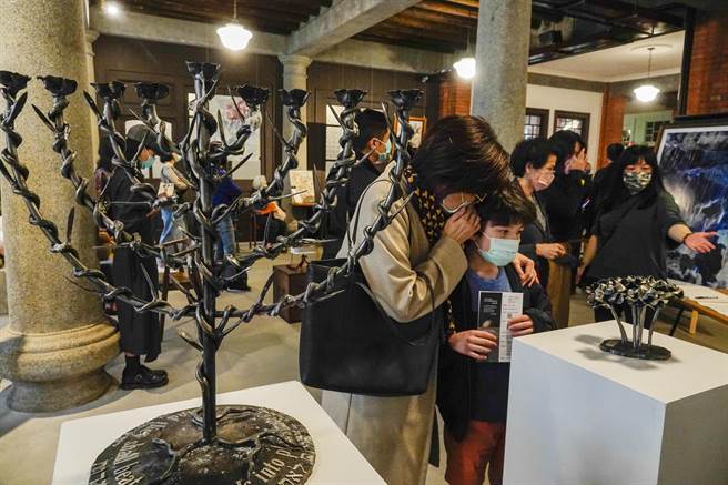 以色列艺术家雅翁．鲍伯的炮弹钢雕作品充满人道关怀精神。(黄子明摄)