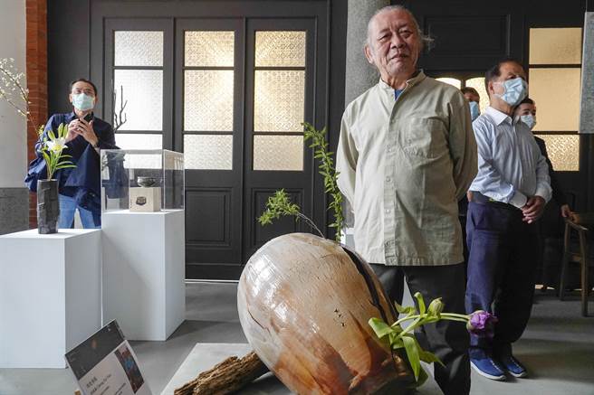 柴烧陶艺家田承泰(前)曾歷经至亲伤亡之痛，即便旁人认为已经非常完美的作品，他还是经常再度回窑，企图追求极致又不可预期的惊艳，使其作品蕴含沉潜敦厚的生命特质。(黄子明摄)