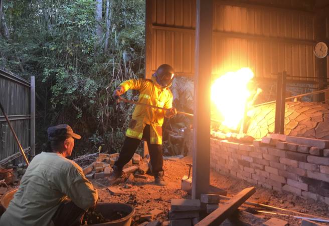 柴烧陶艺家田承泰(左)曾歷经至亲伤亡之痛，即便旁人认为已经非常完美的作品，他还是经常再度回窑，企图追求极致又不可预期的惊艳，使其作品蕴含沉潜敦厚的生命特质。(田承泰提供)