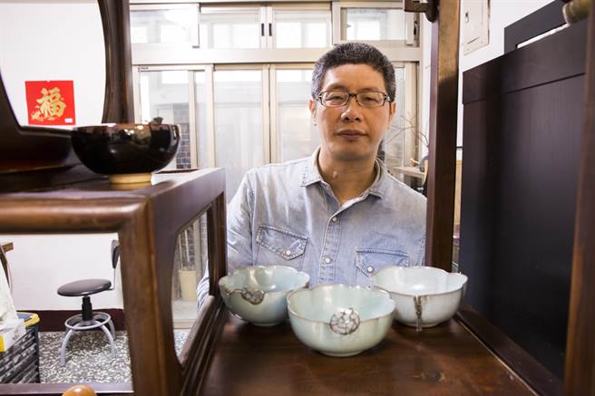 锔瓷金缮艺术家陈高登修復有情感连结的相关器物，赋予瑕疵品新生命，帮助许多人弥补缺憾。(黄子明摄)