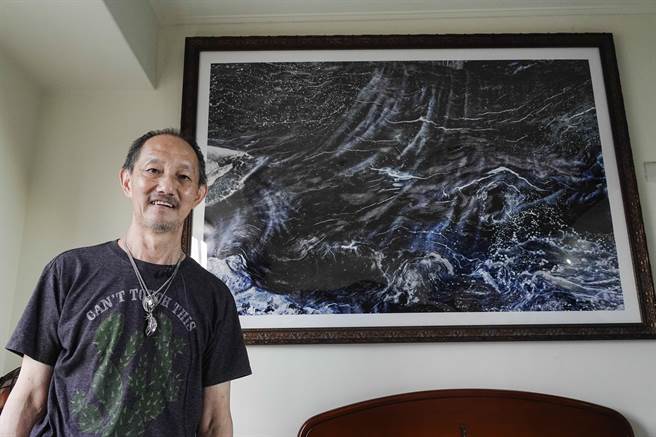 摄影家全会华展出以负像形式创作的《蓝色狂想曲》系列作品，探究艺术与生命本质。(黄子明摄)