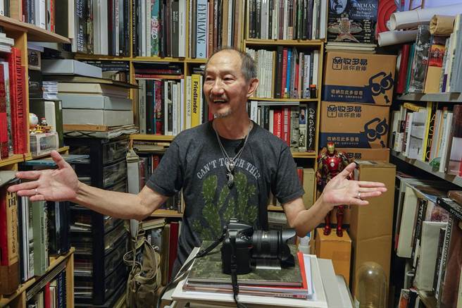 摄影家全会华藉此次展览，宣布将捐出40年收藏的4000多本摄影艺术相关书籍，希望为台湾成立摄影专业图书馆。(黄子明摄)