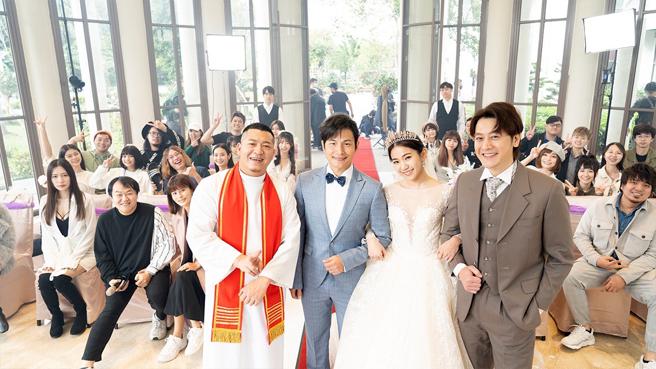 草爺（左起）日前拍攝新歌MV，邀來孫協志、張家寧、張勛傑合作對戲。（紅心字會提供）