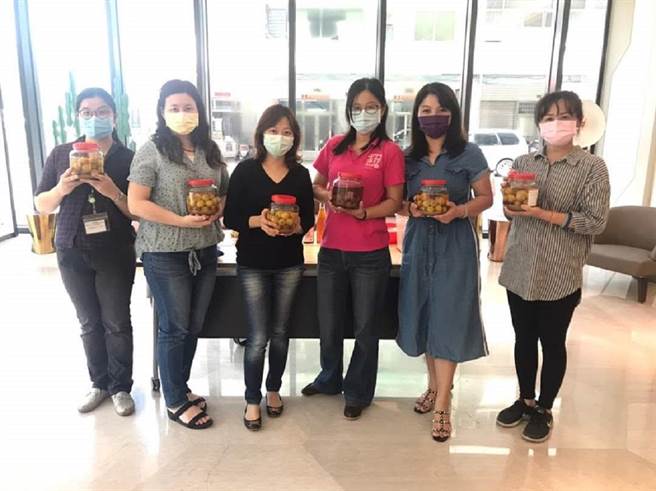 谢雅萱（右三）藉着四处教做脆梅与梅酒、梅醋机会，打台南楠西梅岭梅子知名度。（谢雅萱提供／刘秀芬台南传真）