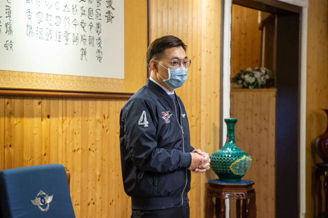 立法院外交及国防委员会今（9）日由江启臣召委带队，国防部陆军常务次长房茂宏中将陪同，考察空军嘉义基地战备整备情形。（江启臣提供）