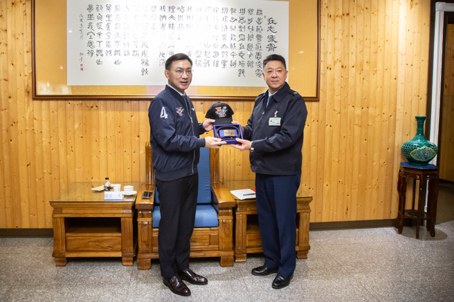 立法院外交及国防委员会今（9）日由江启臣召委带队，国防部陆军常务次长房茂宏中将陪同，考察空军嘉义基地战备整备情形。（江启臣提供）