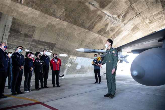 立法院外交及国防委员会今（9）日由江启臣召委带队，国防部陆军常务次长房茂宏中将陪同，考察空军嘉义基地战备整备情形。（江启臣提供）