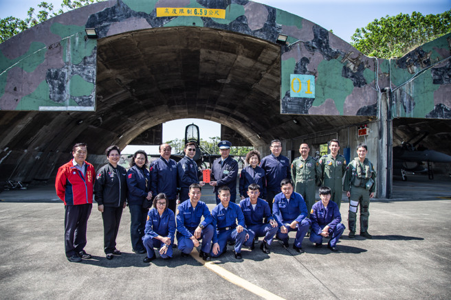 立法院外交及国防委员会今（9）日由江启臣召委带队，国防部陆军常务次长房茂宏中将陪同，考察空军嘉义基地战备整备情形。（江启臣提供）